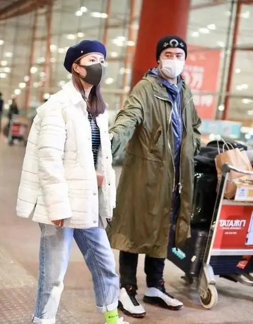 原创谭维维罕见带老公现身陈亦飞紧跟老婆夫妇发脾气都一个表情