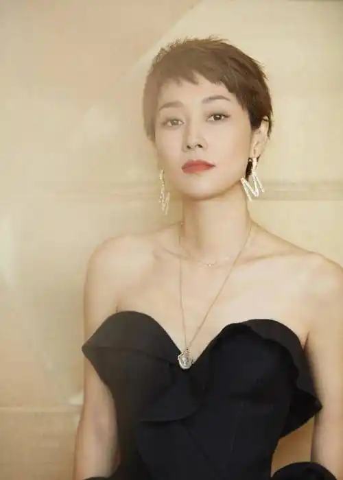 马伊琍穿手工碎花裙,这气质配得上华鼎奖最佳女主,减龄时髦_发型_超