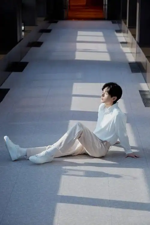 成毅一身白衬衫搭配米色休闲裤出镜,演绎初夏温柔治愈的少年姿态_高清