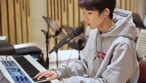 在王源的身上还能看出一些孩子模样,但他做的事情,已经逐渐超越与年龄