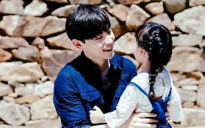 杨紫说想开一家火锅店邓伦二话不说就开了而且名字叫火社