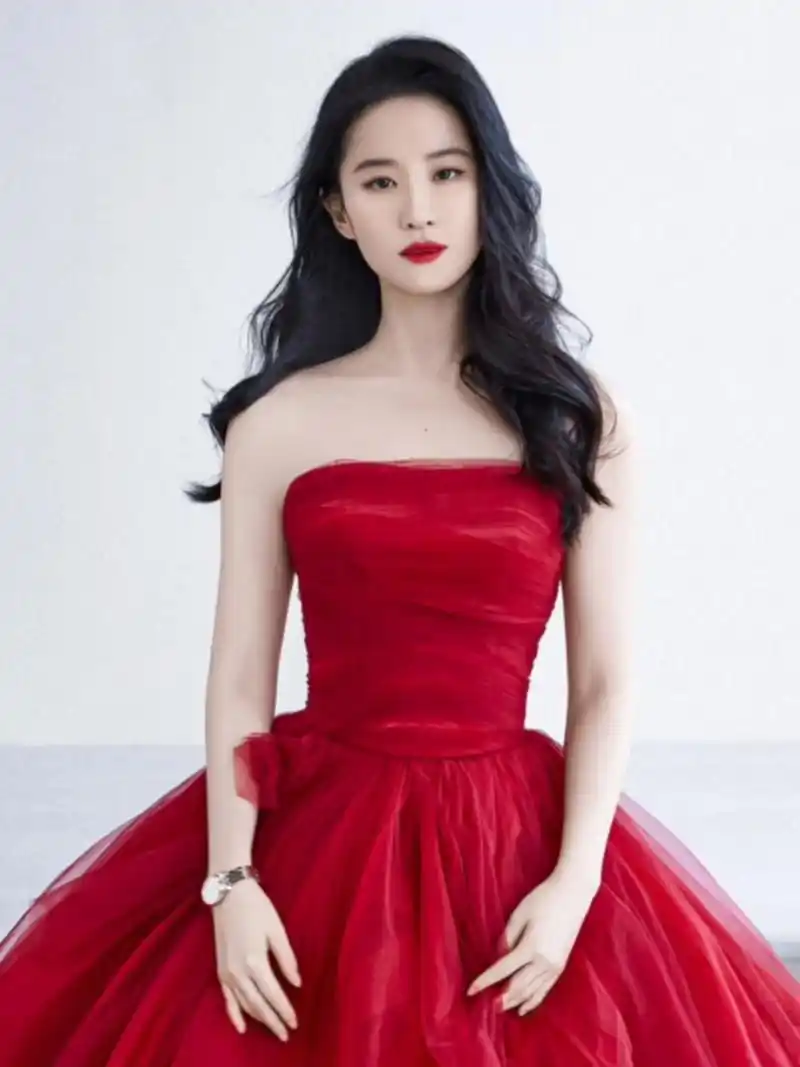 刘亦菲明星风采	  刘亦菲身着红裙,展现出优雅的气质和温柔的美丽.