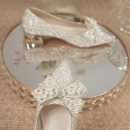 平底婚鞋女2023新款尖头新娘水晶鞋粗跟亮片伴娘鞋浅口单鞋-阿里巴巴