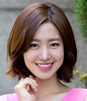 中人式的微胖美女短发发型,这样子的波波头发型,效果是很好的,微胖