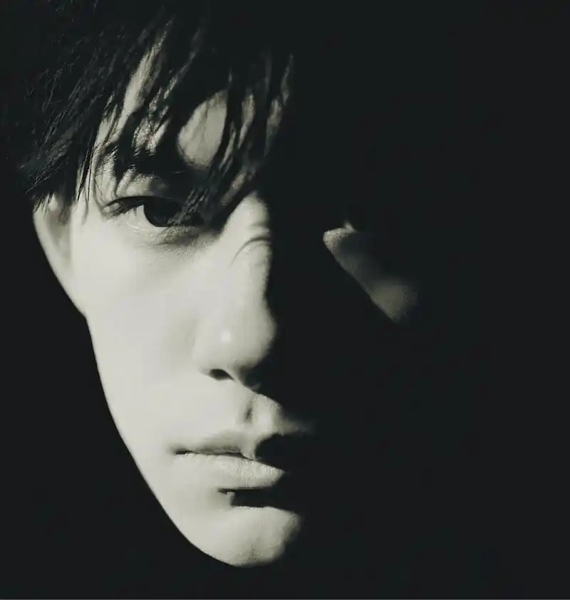 易烊千玺三登大刊双封 深邃眼神杀演绎文艺光影大片