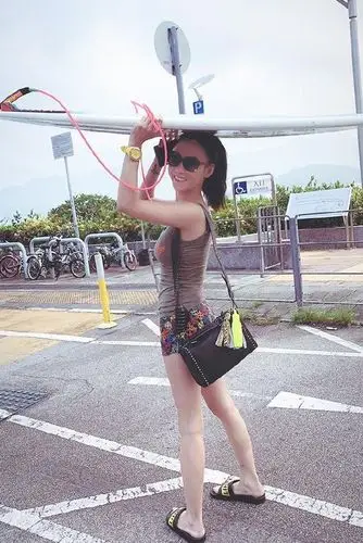 39岁张柏芝晒海边度假照 身材凹凸有致状态佳_滚动新闻_电影网_1905.