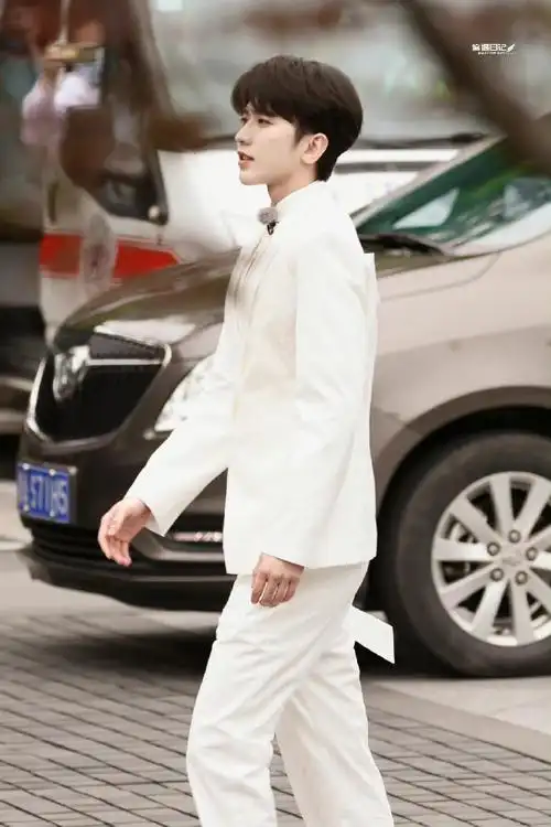 吧路透是白马王子吧#奔跑吧最新路透释出,蔡徐坤一身白色西装风度翩翩