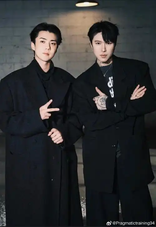 应该是前段时间拍sense的合照,太帅了太帅了我受不了了,吴世勋你帅成