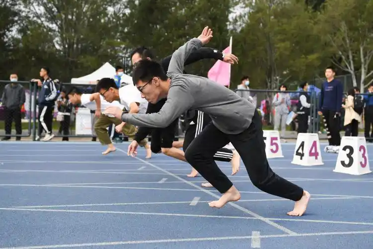 光脚的不怕穿鞋的清华大学学霸赤脚参加运动会