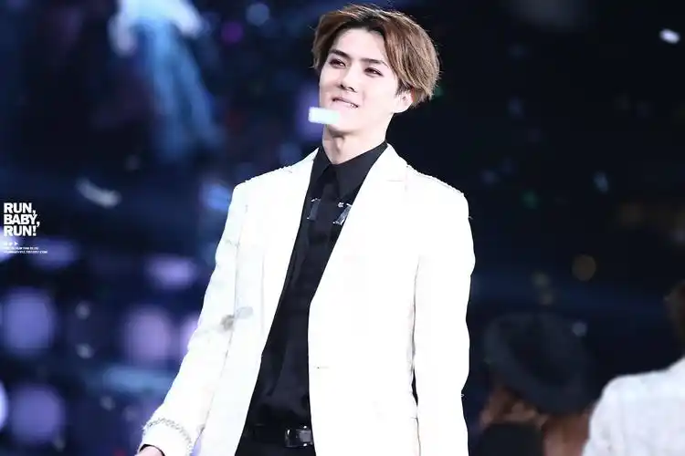 吴世勋黑西装的图片谁有他穿黑西装的图片