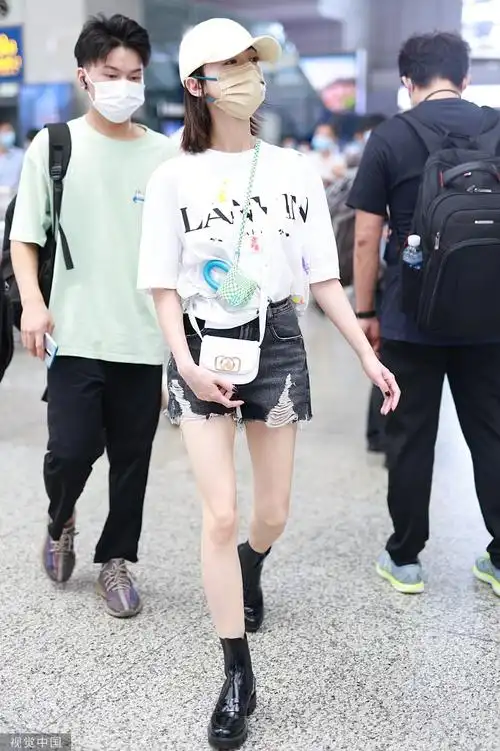 组图:吴谨言白t热裤穿搭清新美腿吸睛 斜挎两个小包抢眼又个性