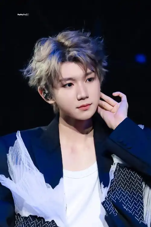 王俊凯vs王源唱知足##王源客厅狂欢巡演