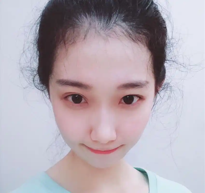 唐嫣和穆乐恩等人一起聚餐,九宫格火锅抢眼,唐嫣一口都没有吃