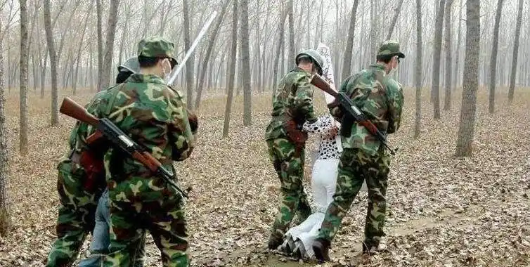 死刑犯进刑场前,为何不直接带手铐脚链进刑场,而要换上麻绳?