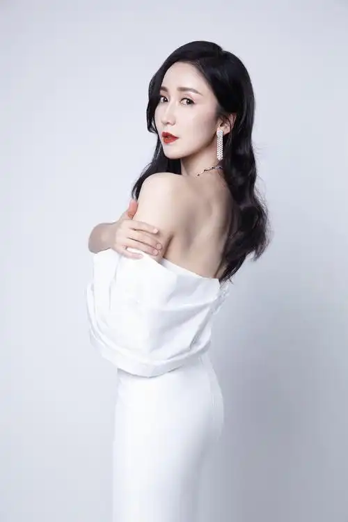 简介:娄艺潇露肩白裙性感写真图片,分享一组娄艺潇图片给大家,图中的