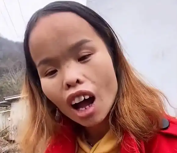 女朋友不自信觉得自己丑(女朋友突然觉得自己丑该怎么说)