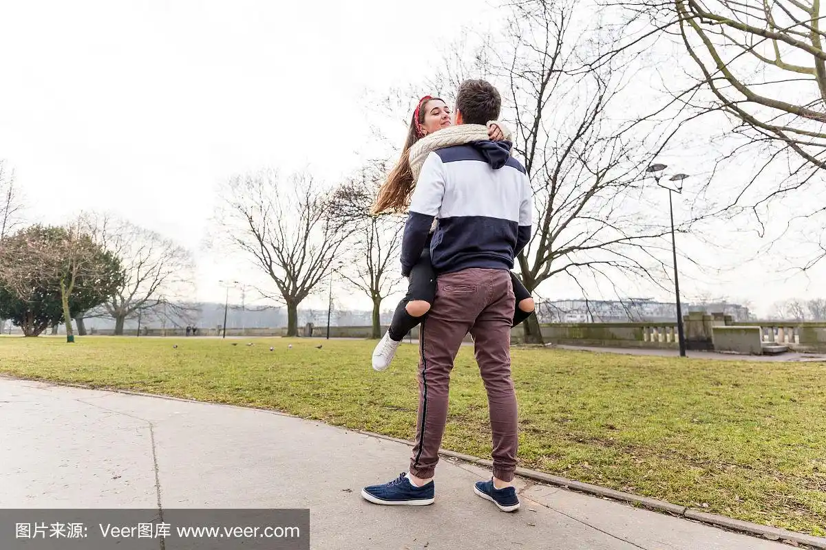 近距离的快乐的男友抱着心爱的女朋友在怀里.