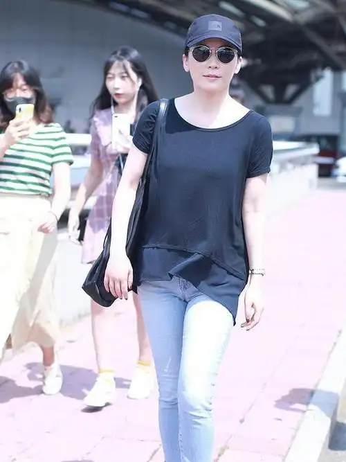 48岁俞飞鸿素颜走机场,t恤搭配牛仔裤休闲随意,气质依旧很惊艳