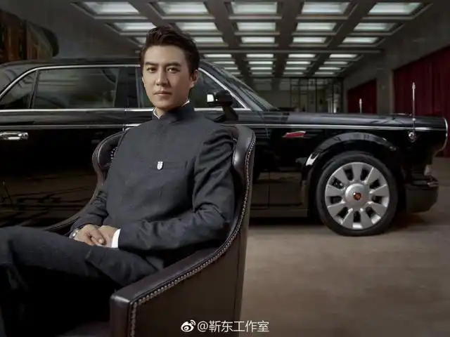 靳东穿中山装为红旗汽车拍大片,网友:红旗请对了代言人