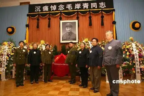 (刘思齐),邵华,毛新宇,李敏,李讷,王景清(从左至右)在北京的灵堂内