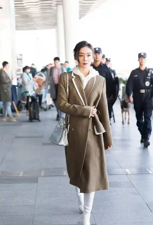 原创袁姗姗越来越会穿衣了大衣配短裙寒风中大秀美腿满满明星范