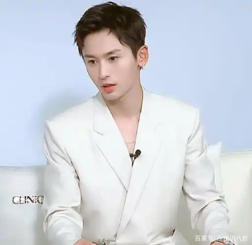 张哲瀚米色西装,干练气质又绝佳!