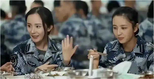 在《真正男子汉》节目中,丫丫与杨幂一同参与.