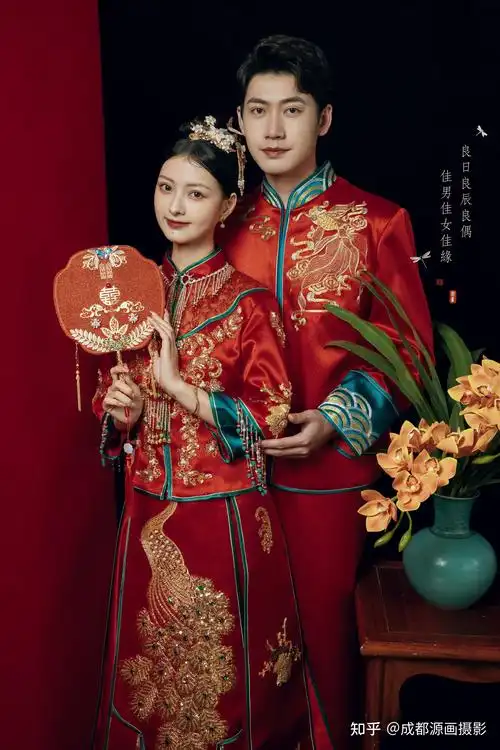 秀禾婚纱照秀禾服,多以金色和红色为主,红色喜气,寓意喜庆吉祥;金色则