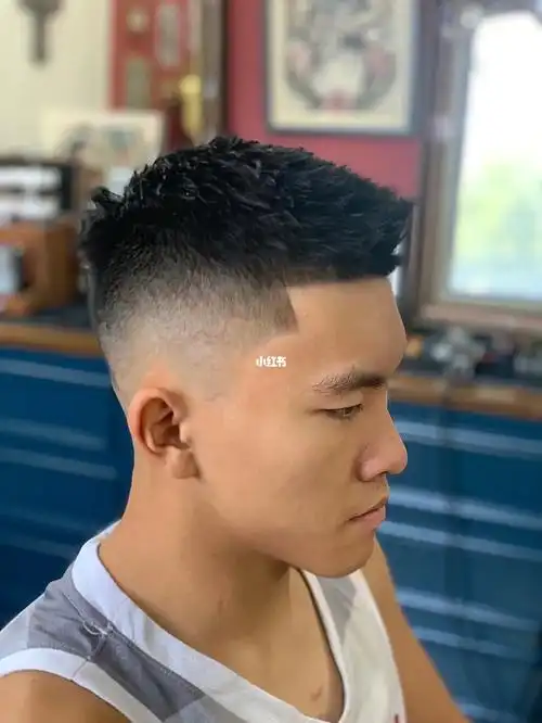 美式飞机头造型 渐变前刺      ##男生变帅发型指南#男生发型#美式