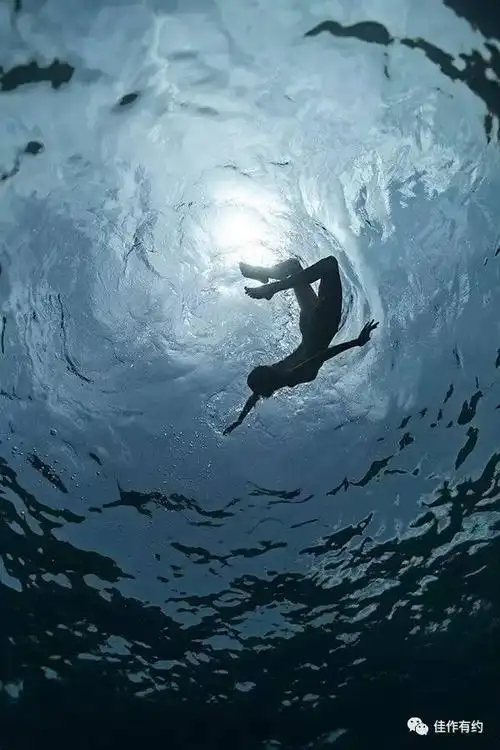 另一角度下的人与深海影像