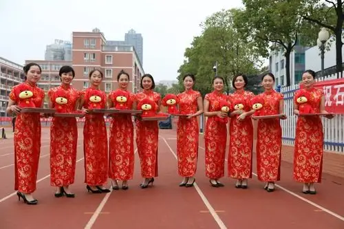 长腿小姐姐,礼仪天团迷妹和冠军合影我给你们确定了,这是真金~运动场