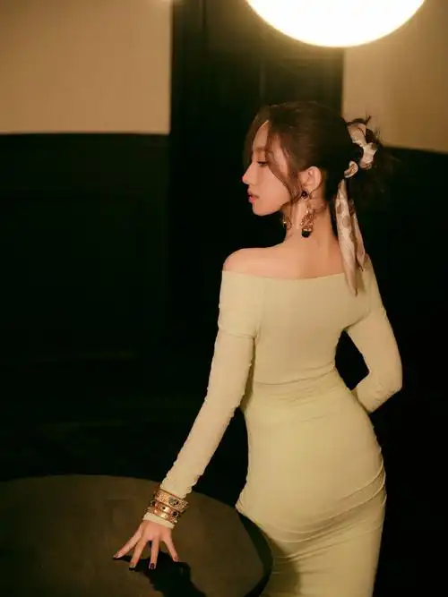 孟美岐身材曲线##孟美岐浅青露肩长裙