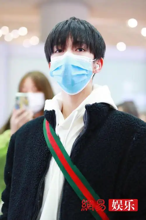 贺峻霖机场到达白帽衫搭配黑外套清爽干净