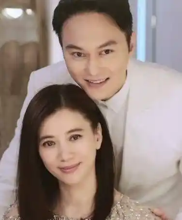 袁咏仪夫妇拍大片张智霖坐直升机出场超帅气结婚20年眼神太真实