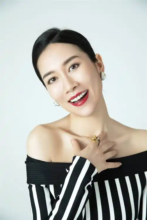 左小青饱满性感,"坏女人"温峥嵘温暖迷人,太有韵味了!