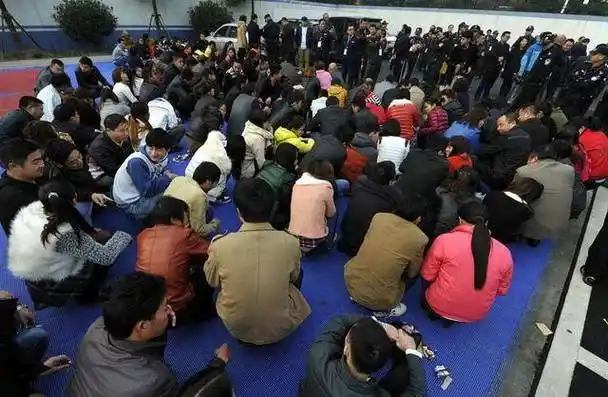 实拍传销团伙内幕生活,女性毫无隐私,睡的像猪窝,吃的更不用说