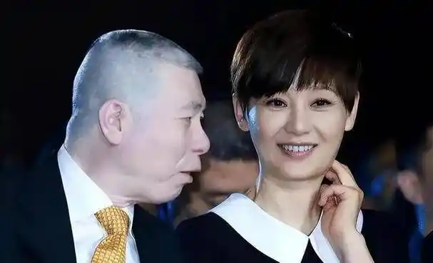 徐朵18岁生日冯小刚为养女晒照庆生网友父女俩长得太像了