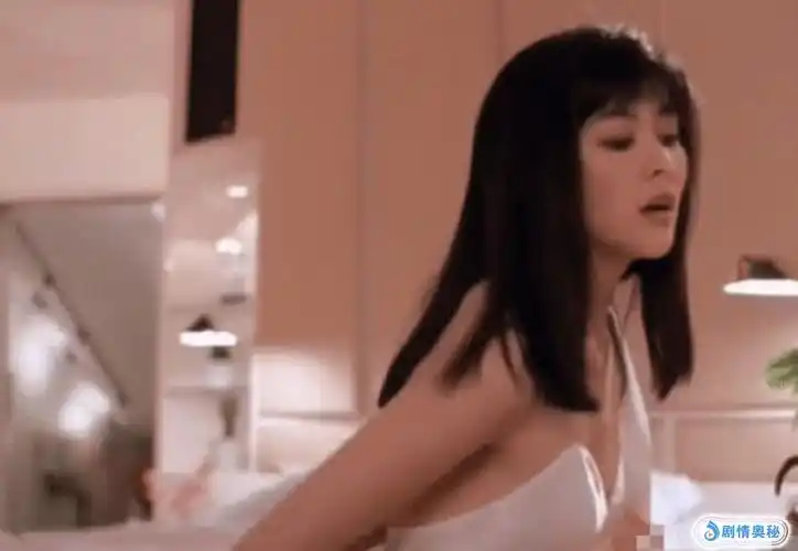 年轻时的关之琳到底有多美?当她脱掉浴袍的那一刻,网友沸腾了!