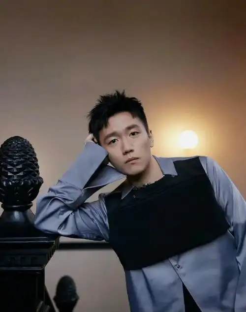 苏宁公子张康阳准备出道?拍时尚大片颜值不输男明星,霸道总裁范