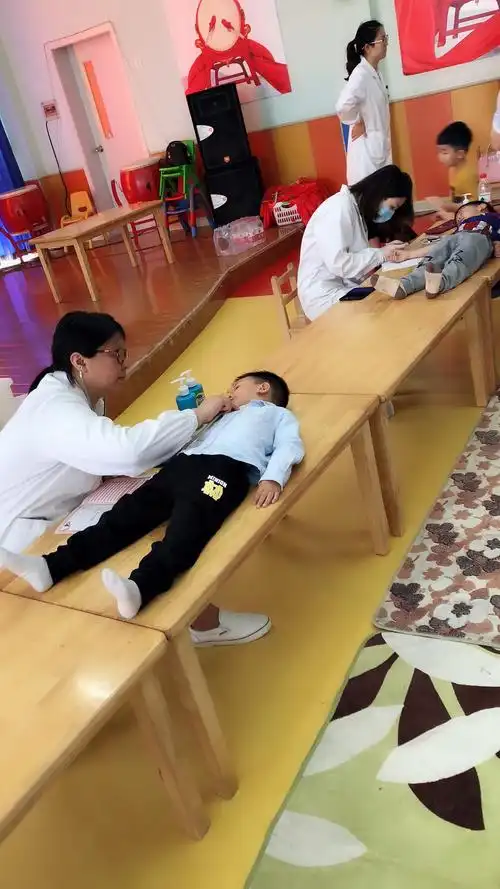 7:45分孩子们准时到幼儿园等待体检,感谢家长朋友们的积极配合,做到