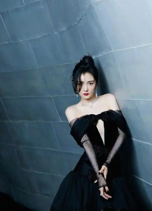 杨幂浴缸大片曝光罕穿深v黑纱礼服优雅又妩媚美到心坎里