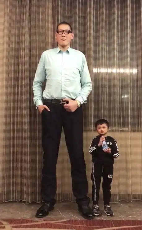 恭喜!2米38巨人张欢找到另一半,婚纱照曝光,美女媳妇身高1米65