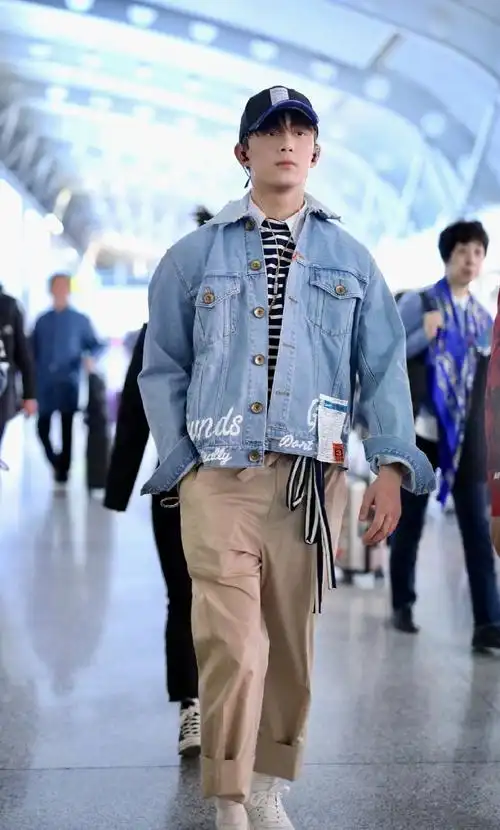 盐系少年吴磊机场街拍图片24