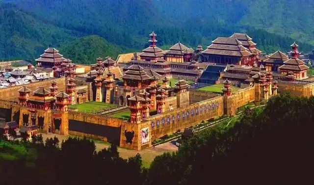 第1名:横店影视城,位于浙江省金华市东阳市横店镇,是中国四大影视基地