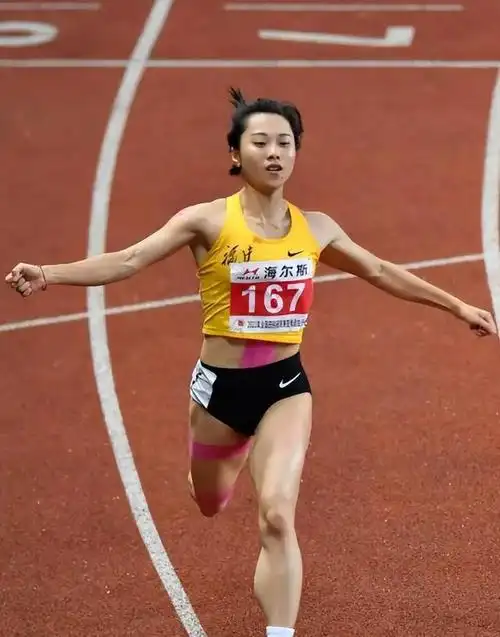 有一次葛曼棋在赛后撕开了胶布,网友们看到的是一只梅花鹿的纹身.