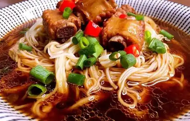 p>排骨面是一道传统 a href="#" data-lemmaid="2908690">面食 /a>