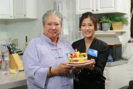 67岁洪金宝生日现场儿媳送惊喜,生日愿望全都与孙子有关_网易订阅