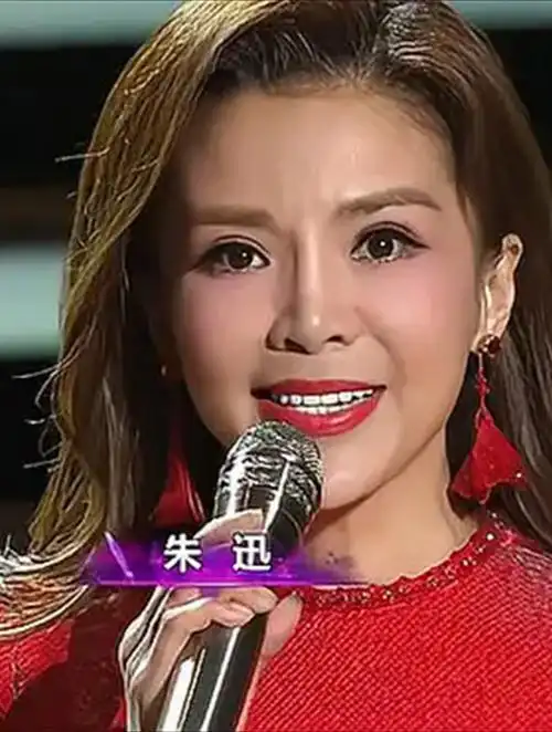著名央视主持人朱迅出场,一身红裙尽显优雅,气质不输董卿!