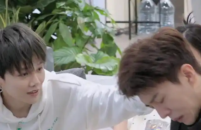 刘雨昕给范丞丞采耳,谁注意男方下意识反应,母胎单身就是不一样