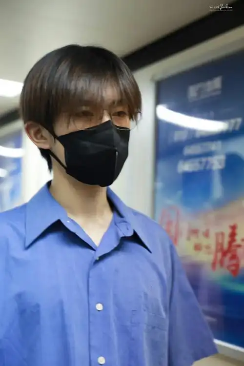 易烊千玺蓝色衬衫